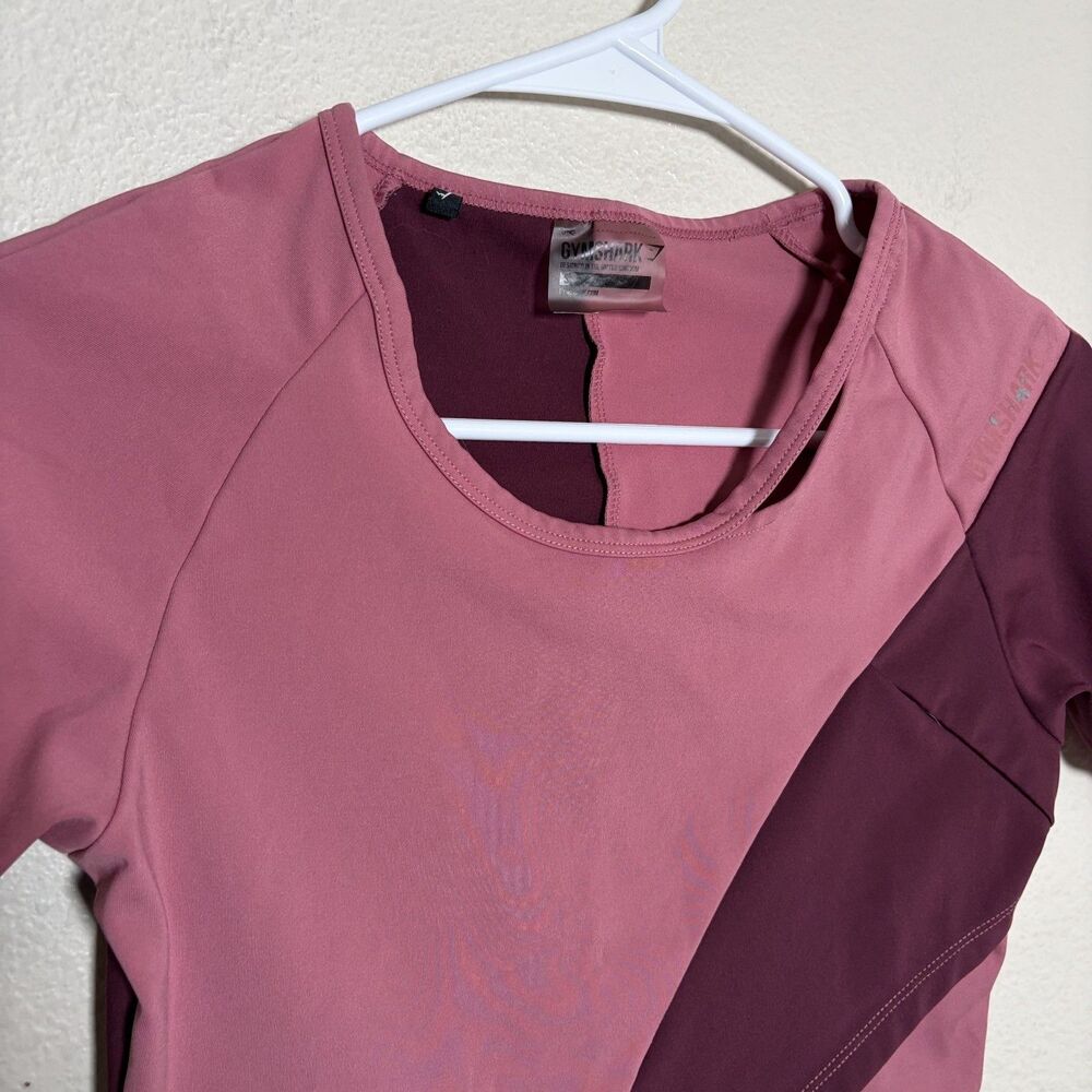 Gymshark T-Shirt Women's Small Pink Colorblock Cropped Athletic Crew Neck - Picture 2 of 9